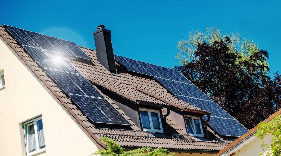 Kosten zonnepanelen Plat dak [2020] | Prijsvoorbeelden